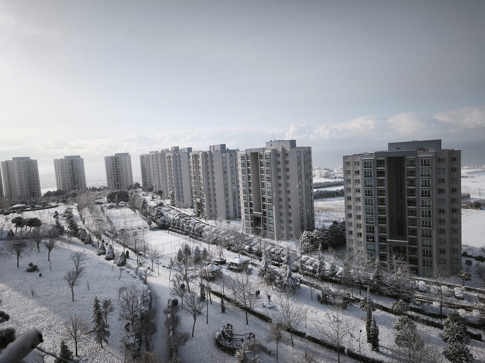Karla kaplı sitenin kuş bakışı görünümü
