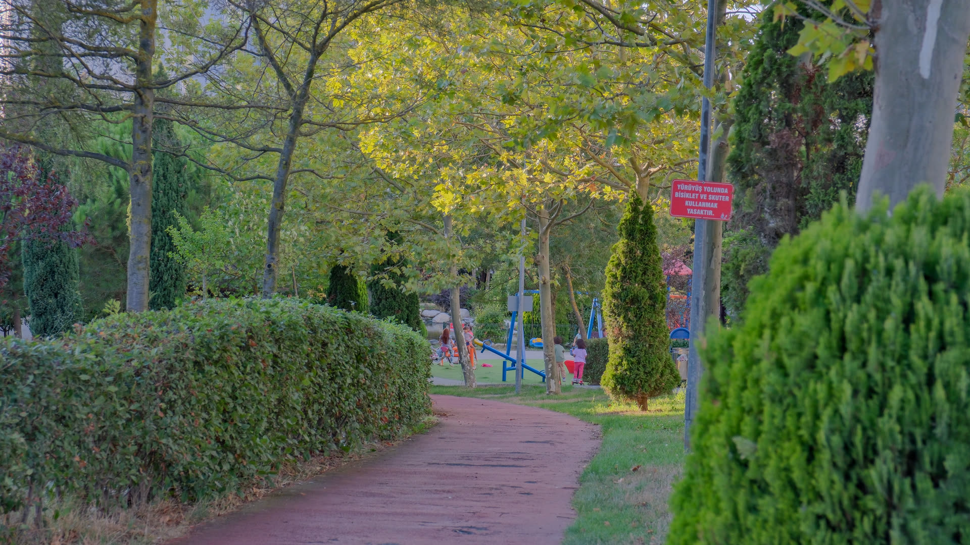 Çitlerle çevrili yürüyüş yolu